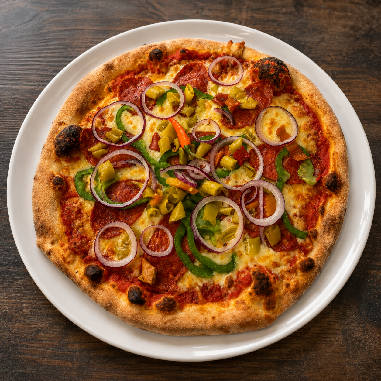 Holzofen-Pizza mit Tomatensauce, Mozzarella und frischem Basilikum aus dem Holzofen
